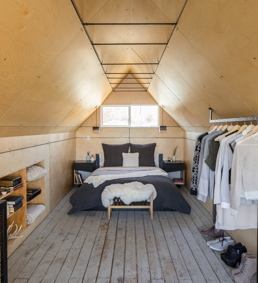 Idee per una camera da letto stile loft industriale con pavimento in legno verniciato