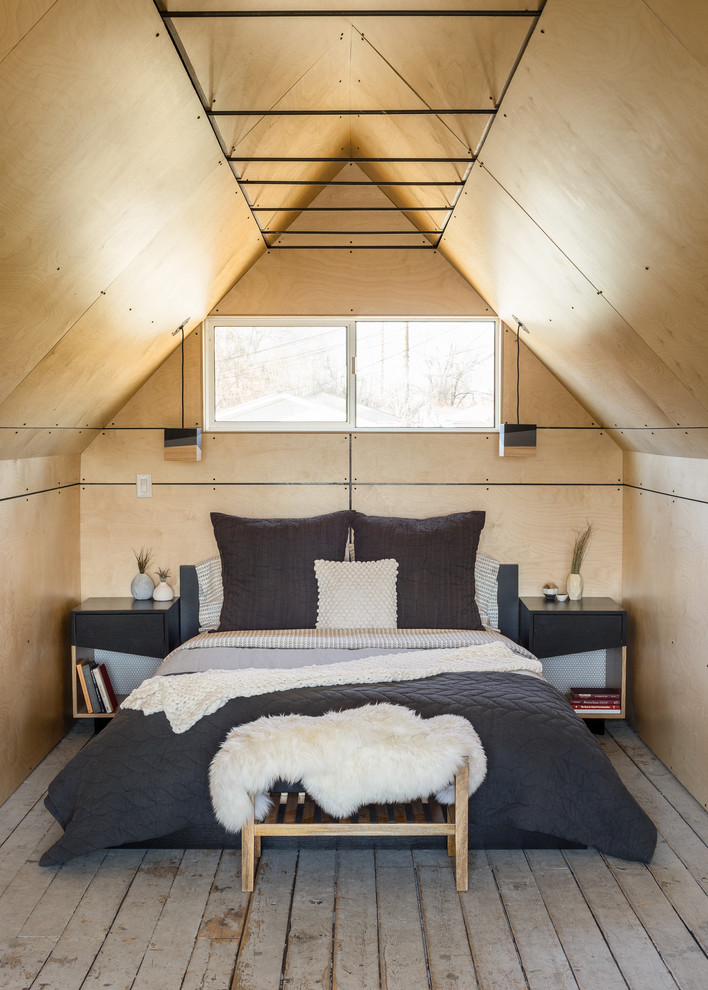 Idee per una piccola camera da letto industriale con pavimento in legno verniciato