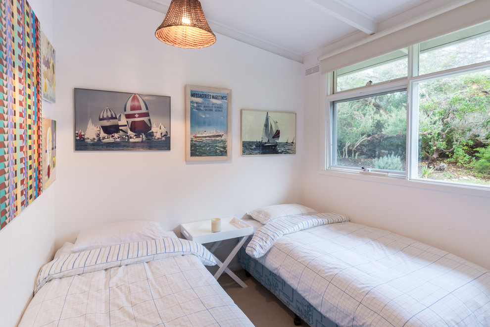 メルボルンにある小さなビーチスタイルのおしゃれな寝室 (白い壁、カーペット敷き) のレイアウト