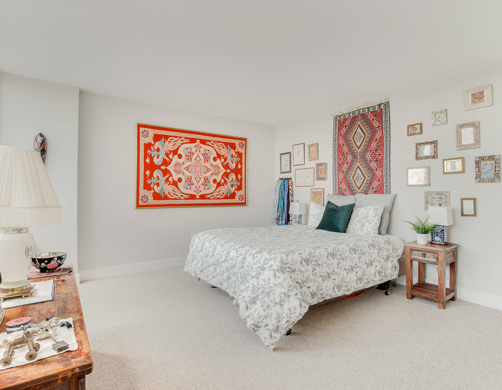 Stilmix Schlafzimmer mit grauer Wandfarbe, Teppichboden und beigem Boden in Washington, D.C.
