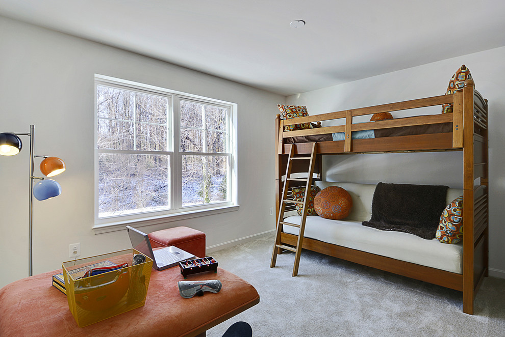 Modelo de dormitorio tradicional de tamaño medio sin chimenea con paredes blancas y moqueta