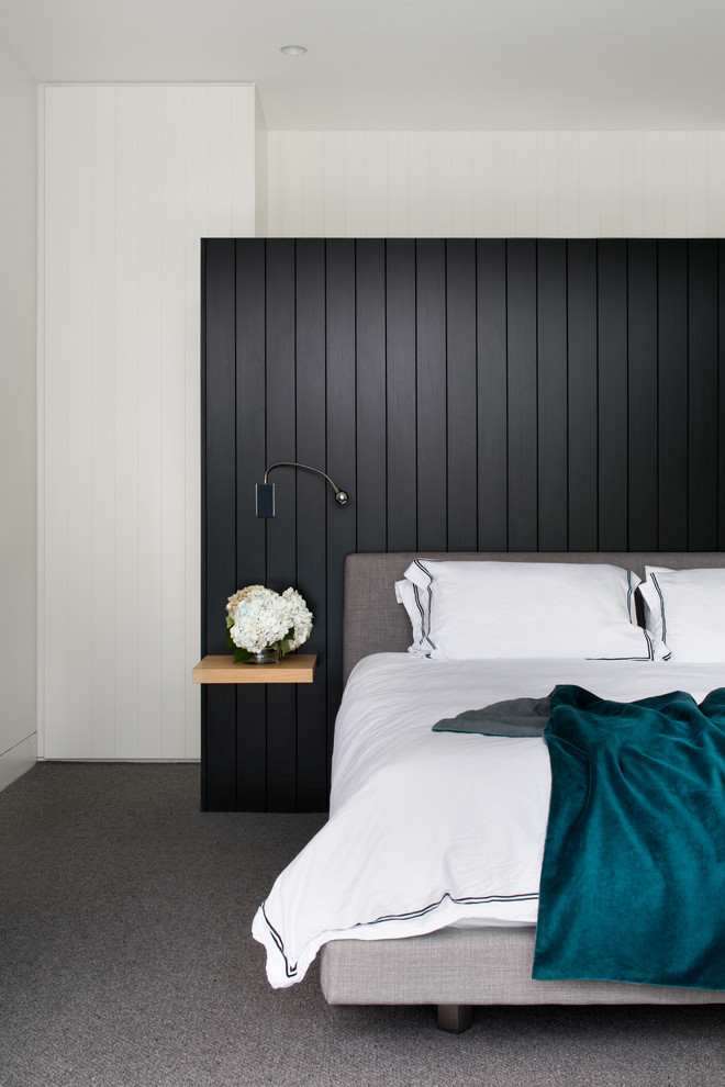 Свежая идея для дизайна: спальня в современном стиле с черными стенами, ковровым покрытием и серым полом - отличное фото интерьера