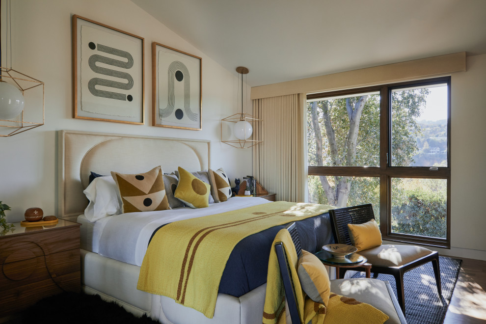 Modelo de habitación de invitados abovedada retro grande con paredes blancas y suelo de madera en tonos medios