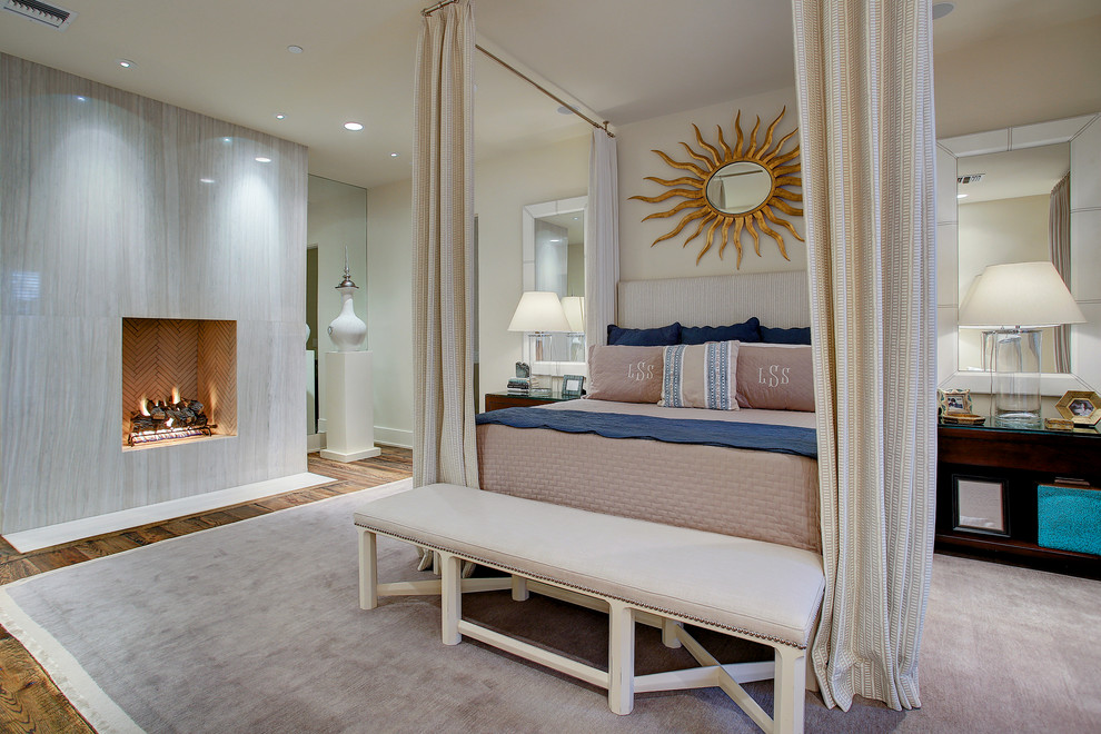 ヒューストンにあるトランジショナルスタイルのおしゃれな主寝室 (ベージュの壁、濃色無垢フローリング、標準型暖炉、タイルの暖炉まわり、茶色い床、グレーとブラウン)