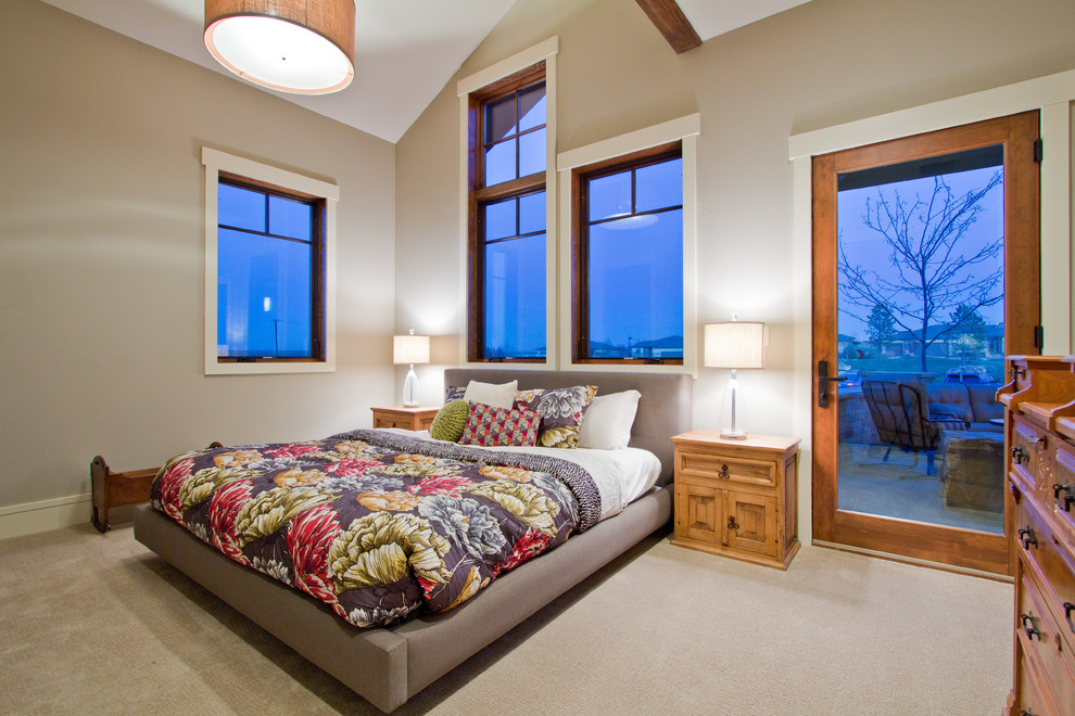 Foto di una camera da letto american style con pareti grigie, moquette e nessun camino