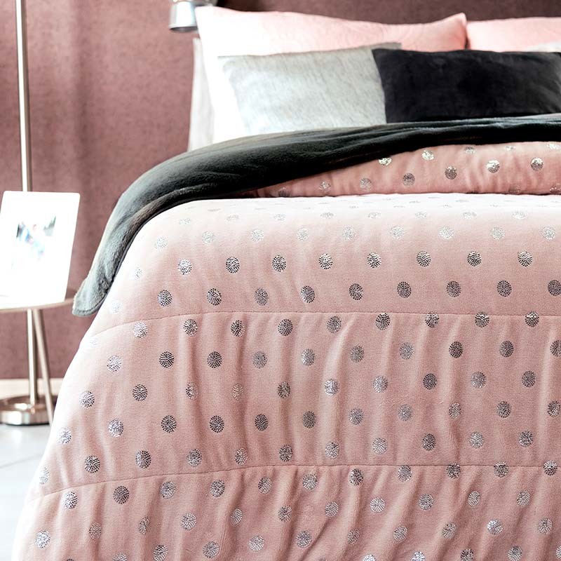 Foto di una camera da letto minimalista con pavimento grigio e pareti marroni