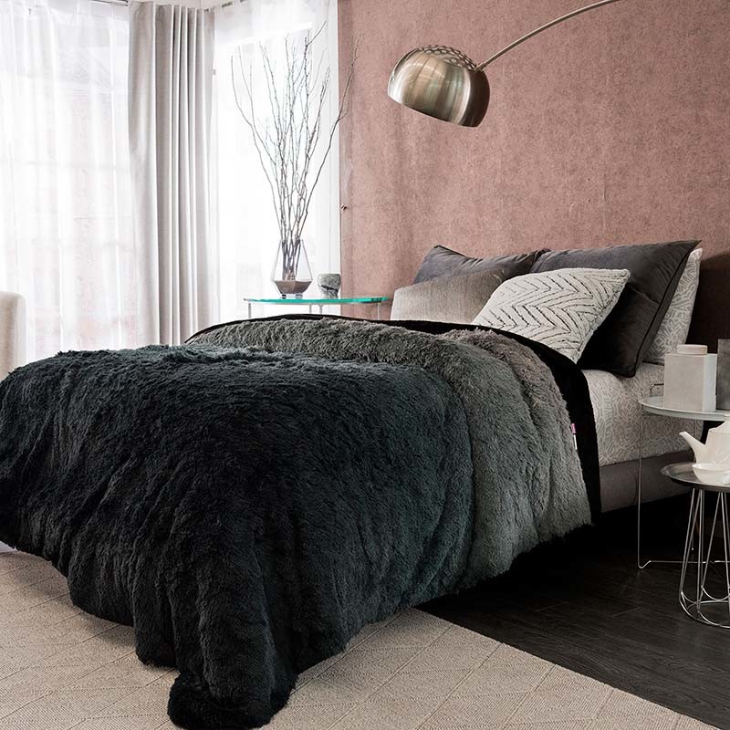 Ispirazione per una camera da letto minimalista con pareti marroni e pavimento marrone