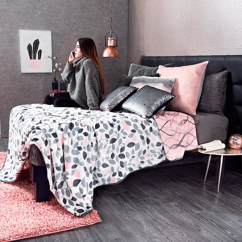 Modernes Schlafzimmer mit grauem Boden und grauer Wandfarbe