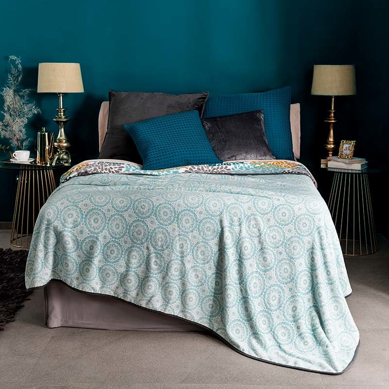 Immagine di una camera da letto moderna con pavimento grigio e pareti blu