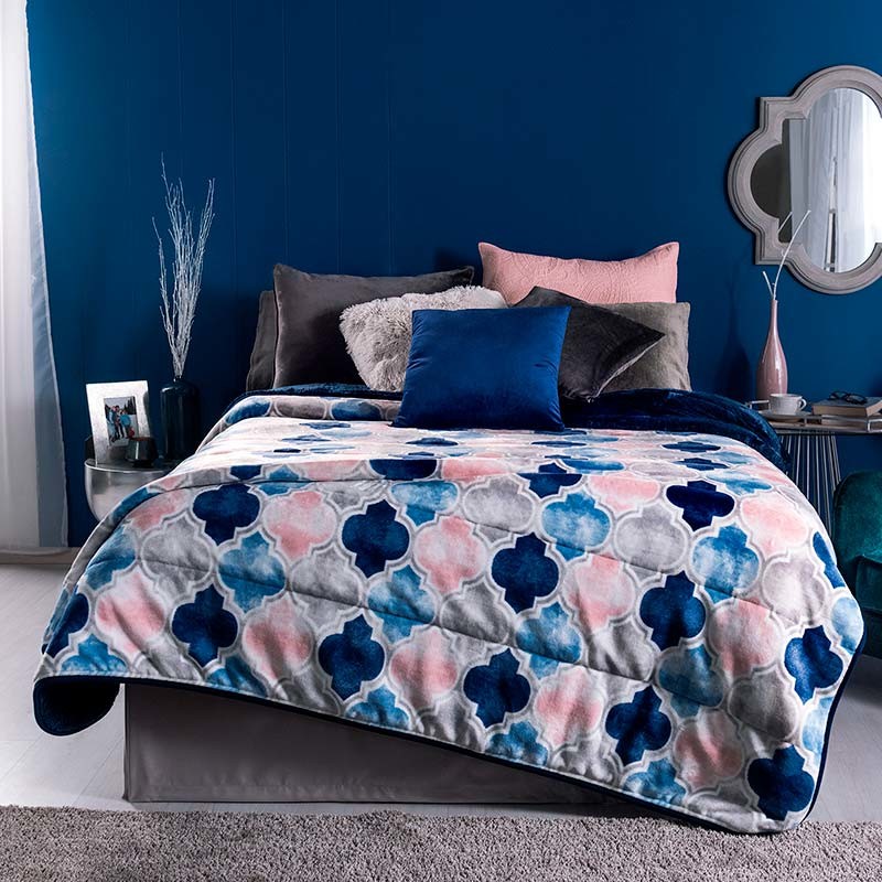 Minimalistisk inredning av ett sovrum, med blå väggar och vitt golv
