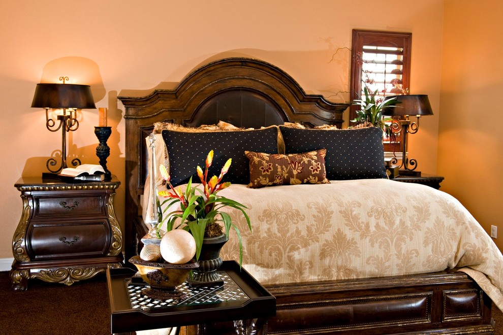 Foto de dormitorio principal clásico pequeño sin chimenea con parades naranjas, moqueta y suelo marrón