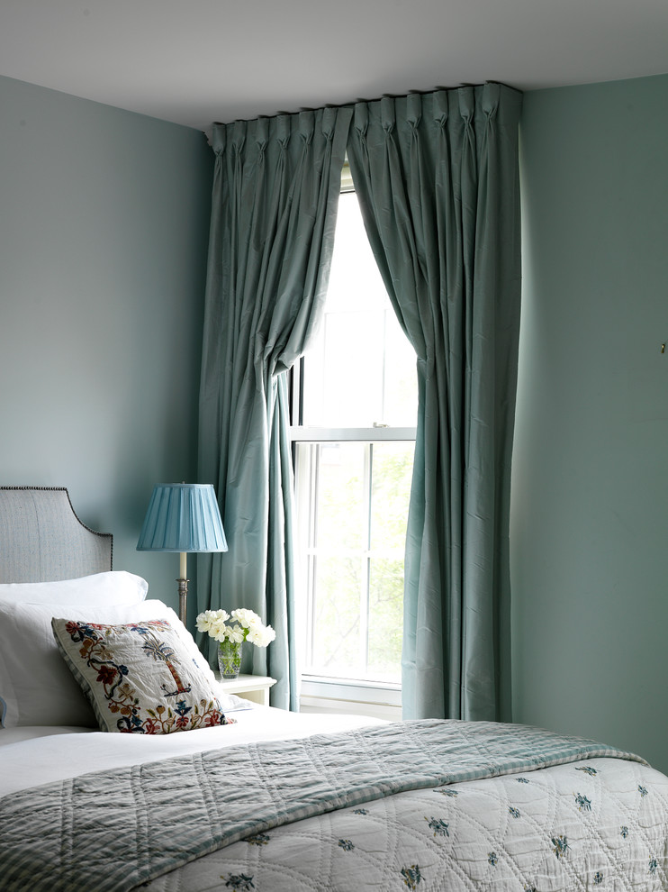 На фото: хозяйская спальня в стиле неоклассика (современная классика) с синими стенами с