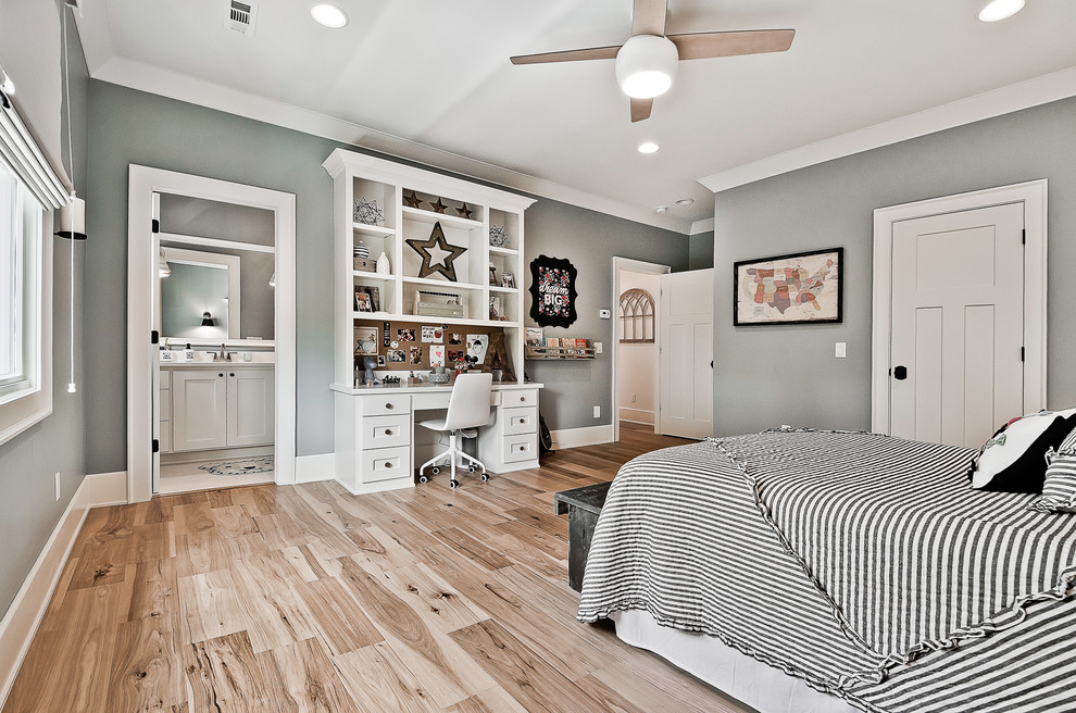 Imagen de habitación de invitados de estilo americano grande con paredes marrones, suelo de madera clara y suelo marrón