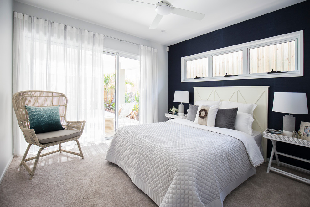 Стильный дизайн: гостевая спальня среднего размера, (комната для гостей): освещение в морском стиле с синими стенами и ковровым покрытием - последний тренд
