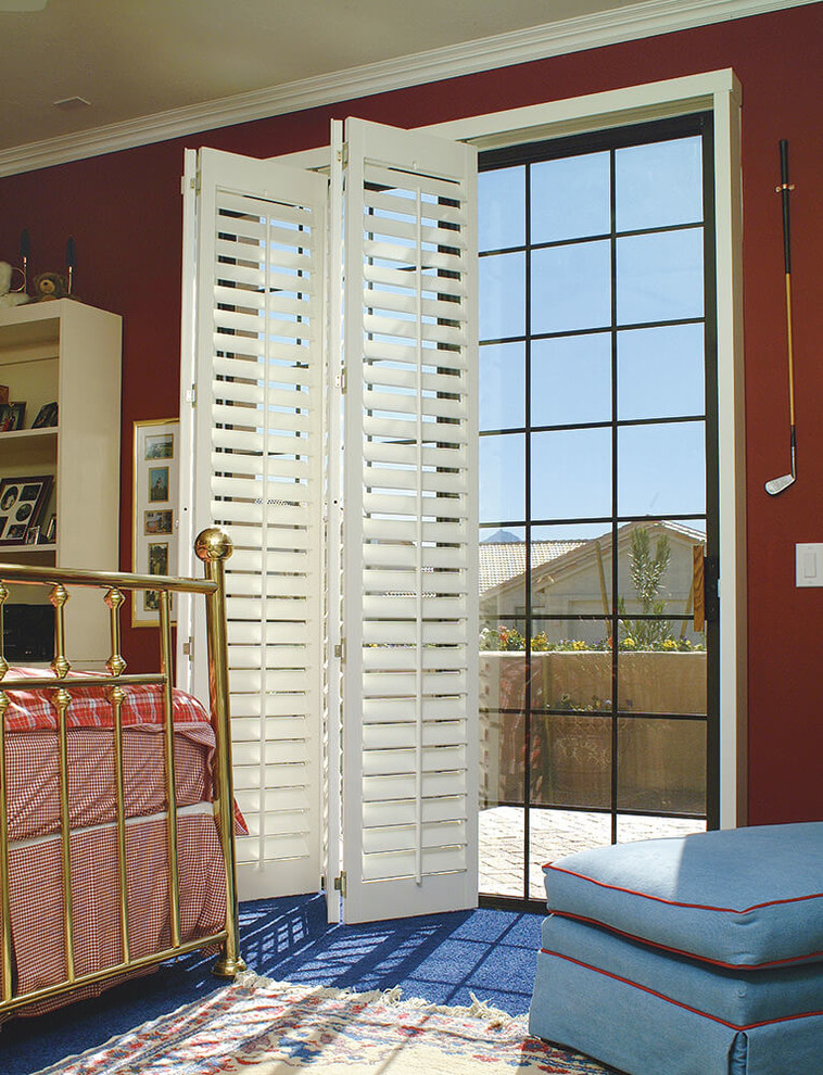 Идея дизайна: гостевая спальня среднего размера, (комната для гостей) в стиле фьюжн с бежевыми стенами, ковровым покрытием и синим полом без камина
