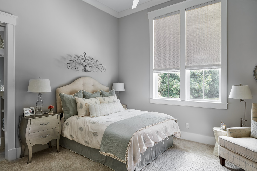 Стильный дизайн: гостевая спальня среднего размера, (комната для гостей) в морском стиле с серыми стенами, ковровым покрытием и серым полом - последний тренд