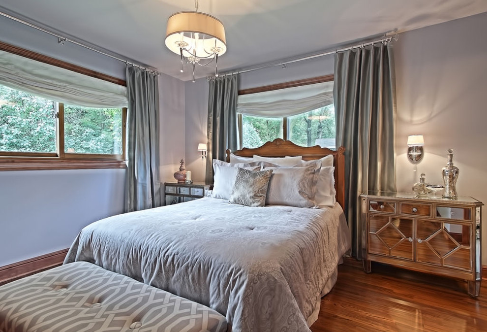 Modelo de dormitorio clásico con paredes grises y suelo de madera en tonos medios