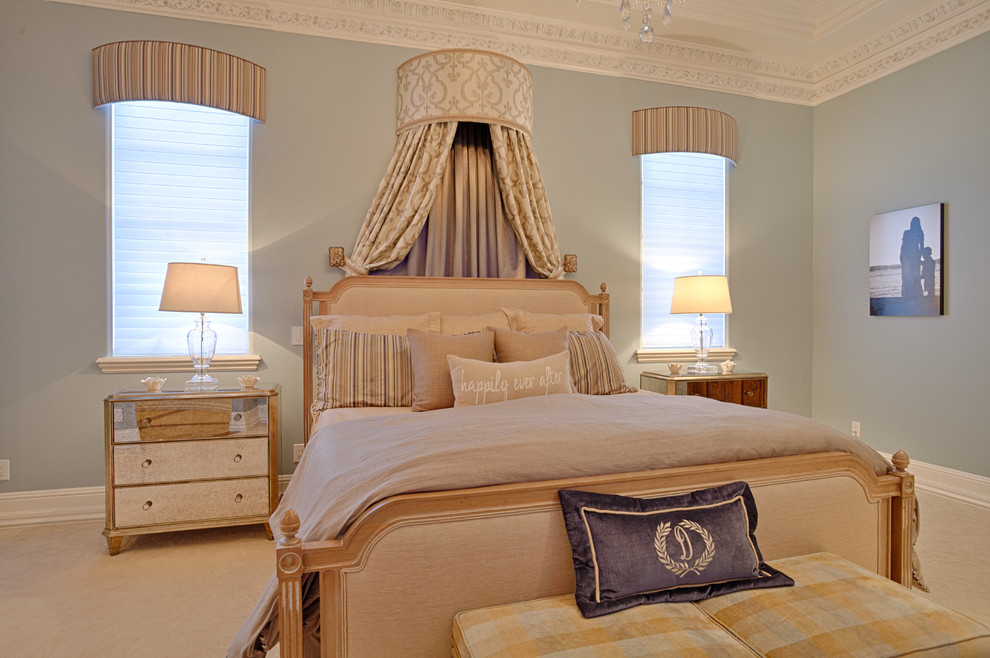 Modelo de dormitorio principal clásico renovado grande con paredes azules