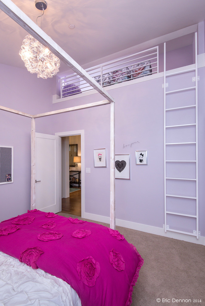 Idées déco pour une chambre mansardée ou avec mezzanine contemporaine avec un mur violet.