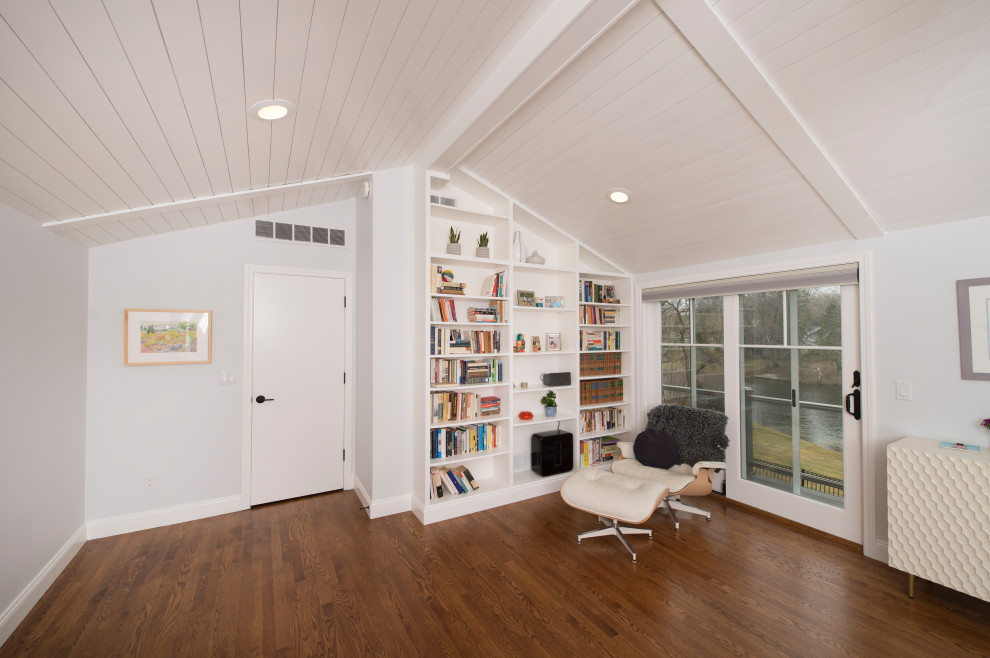 Idées déco pour une chambre parentale campagne de taille moyenne avec un mur blanc, un sol en bois brun, un sol marron et un plafond en lambris de bois.
