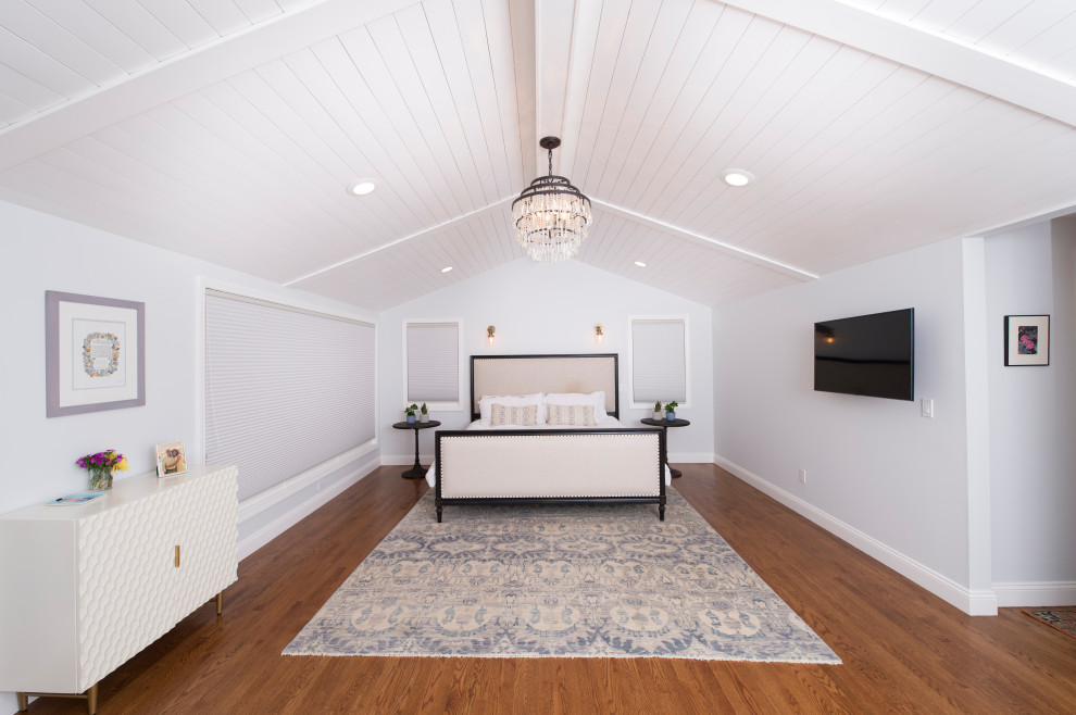 Mittelgroßes Landhausstil Hauptschlafzimmer mit weißer Wandfarbe, braunem Holzboden, braunem Boden und Holzdielendecke in Detroit