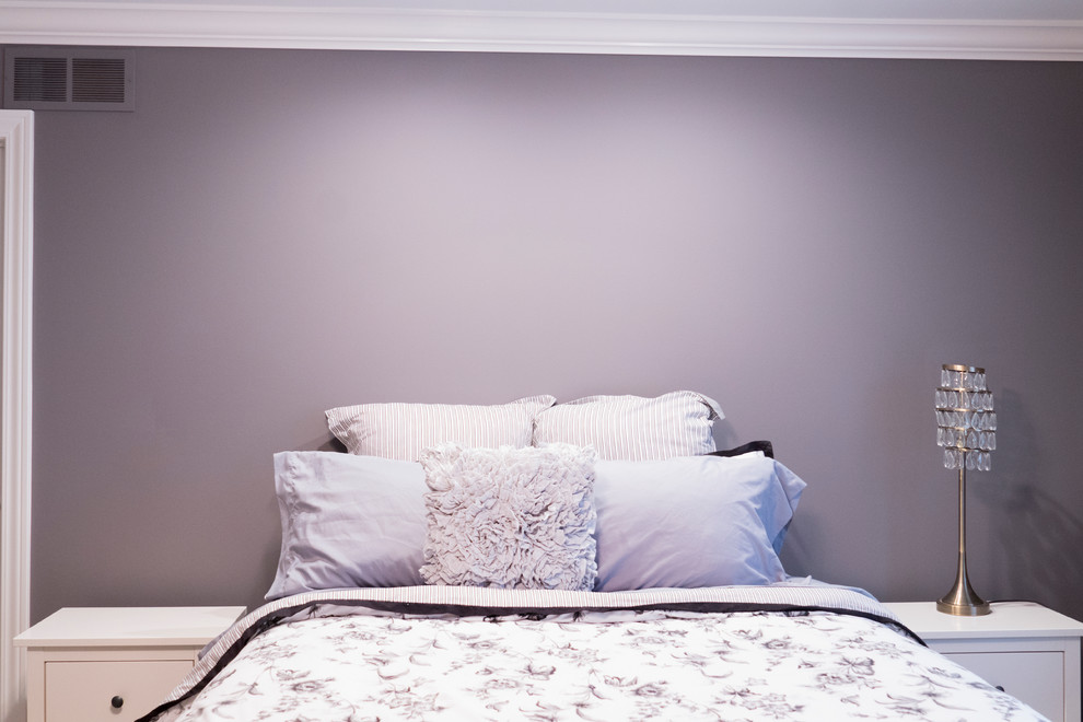 デトロイトにあるおしゃれな寝室 (紫の壁)