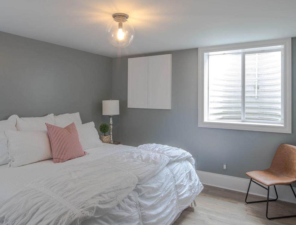 Diseño de habitación de invitados urbana de tamaño medio con paredes grises, suelo vinílico y suelo beige