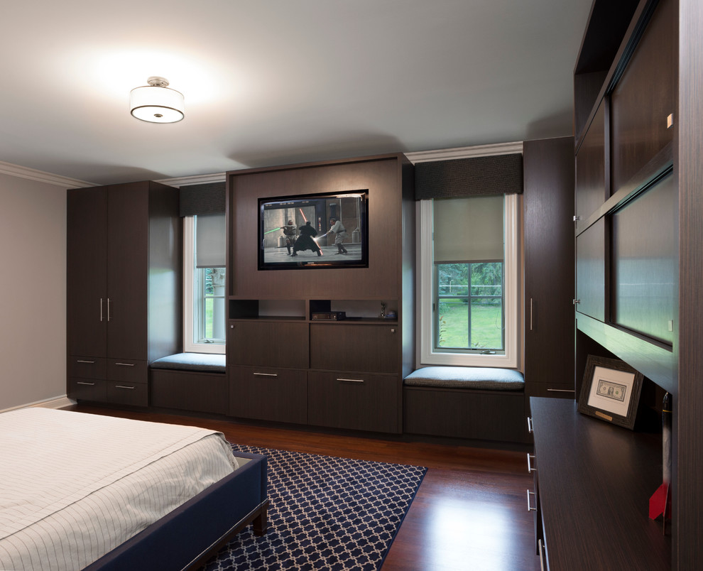 Immagine di una camera da letto tradizionale di medie dimensioni con parquet scuro