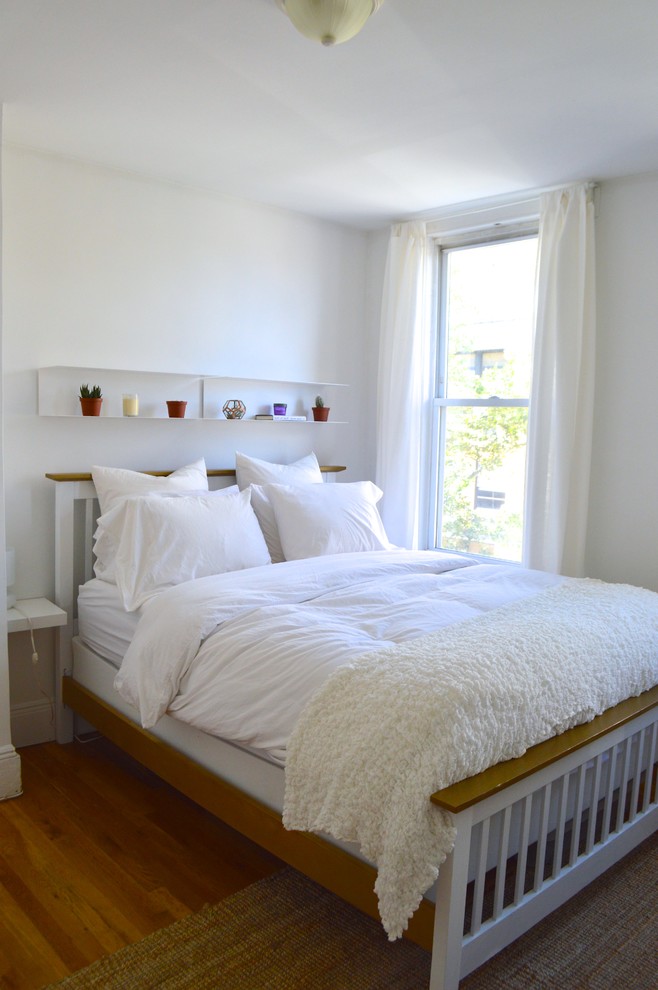 ニューヨークにある小さなエクレクティックスタイルのおしゃれな主寝室 (白い壁、無垢フローリング、暖炉なし) のレイアウト