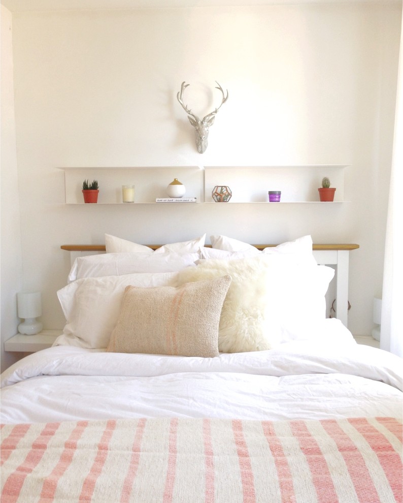 Kleines Klassisches Schlafzimmer ohne Kamin mit weißer Wandfarbe und braunem Holzboden in New York