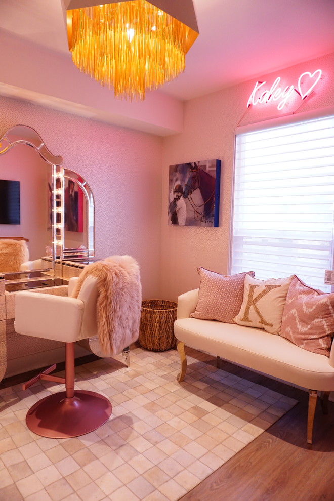 Стильный дизайн: спальня среднего размера в современном стиле с розовыми стенами, полом из ламината и бежевым полом - последний тренд