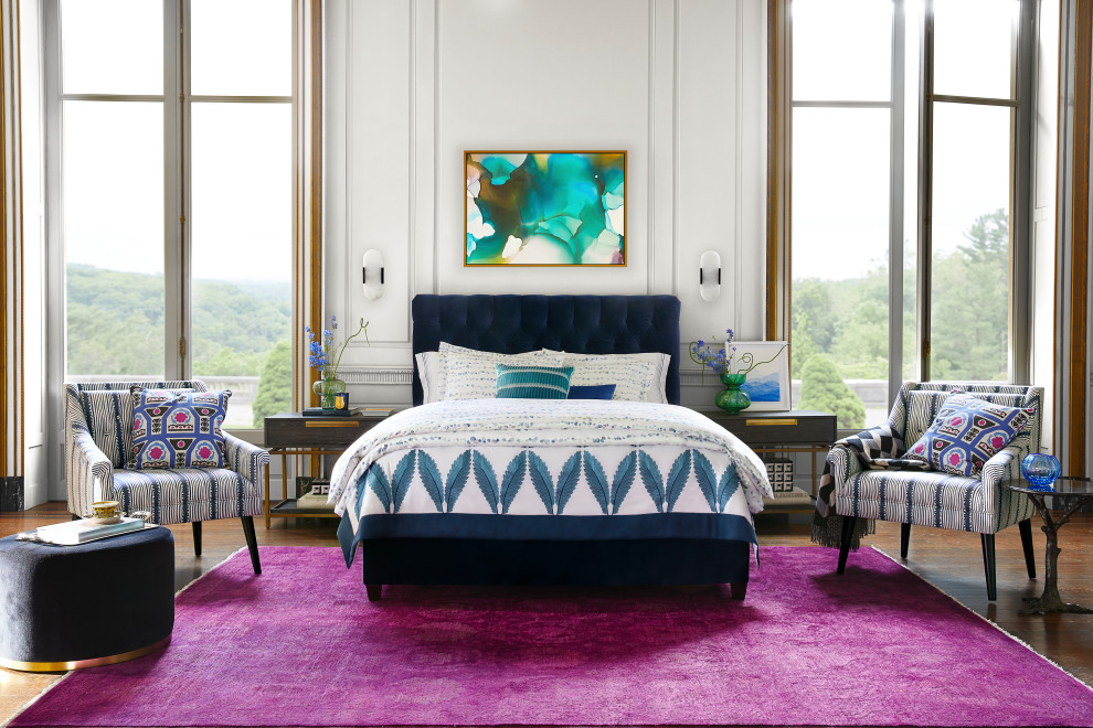 Geräumiges Klassisches Hauptschlafzimmer mit weißer Wandfarbe, braunem Holzboden, braunem Boden und Wandpaneelen in New York