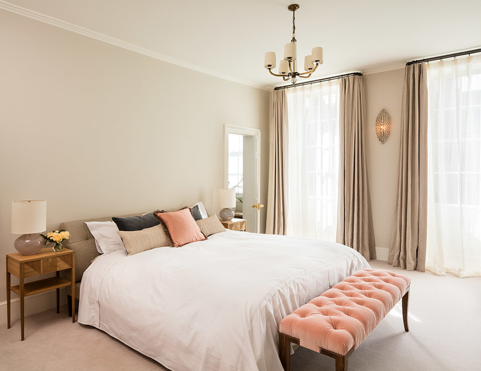 ロンドンにある中くらいなトランジショナルスタイルのおしゃれな寝室 (カーペット敷き、グレーの床)