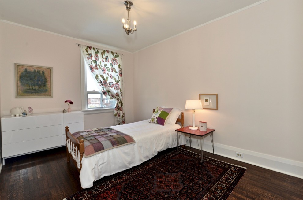 Immagine di una piccola camera degli ospiti shabby-chic style con pareti rosa, parquet scuro e pavimento marrone