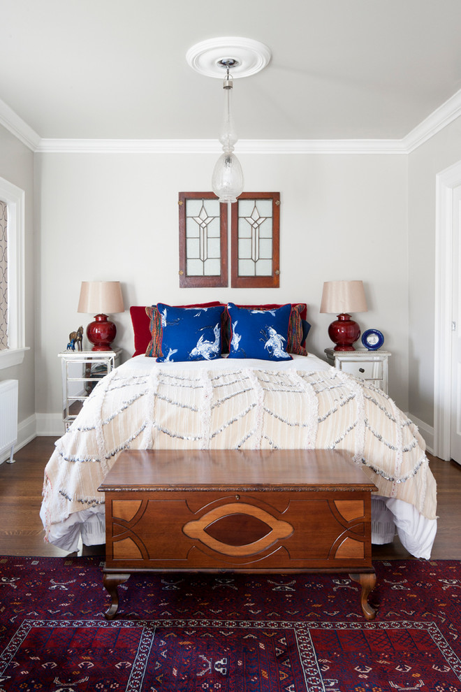 Eklektisches Schlafzimmer mit weißer Wandfarbe, braunem Holzboden und braunem Boden in Toronto