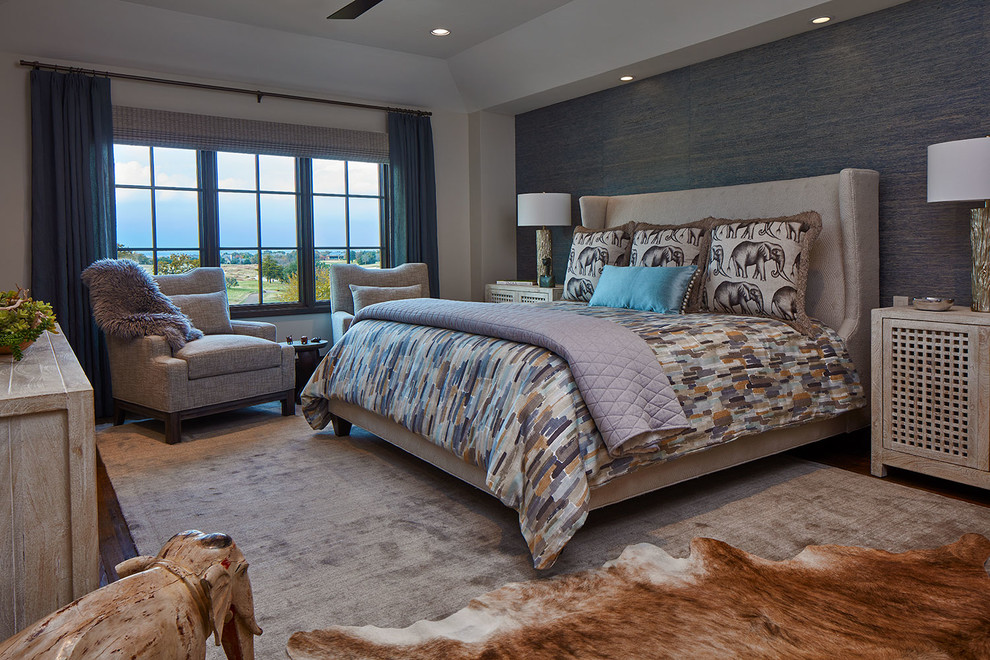 Imagen de habitación de invitados clásica renovada extra grande con paredes azules, suelo de madera oscura y suelo marrón
