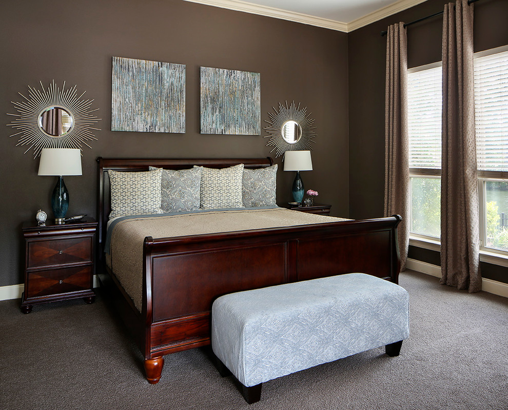 Стильный дизайн: большая хозяйская спальня в стиле неоклассика (современная классика) с коричневыми стенами, ковровым покрытием и фасадом камина из камня - последний тренд
