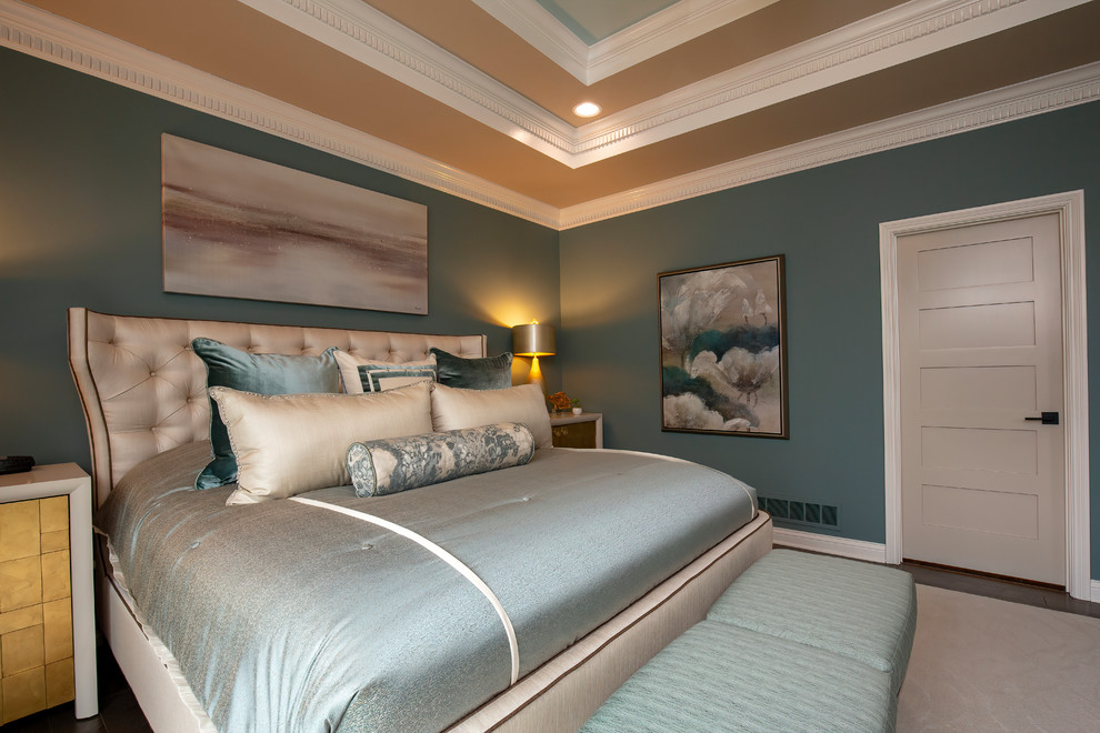Источник вдохновения для домашнего уюта: большая хозяйская спальня в классическом стиле с синими стенами, полом из винила и коричневым полом без камина