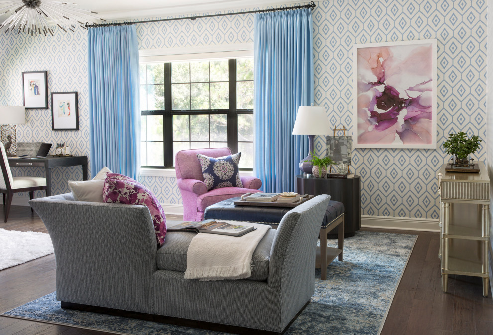 Immagine di un'ampia camera degli ospiti chic con pavimento marrone, pareti blu e pavimento in legno massello medio