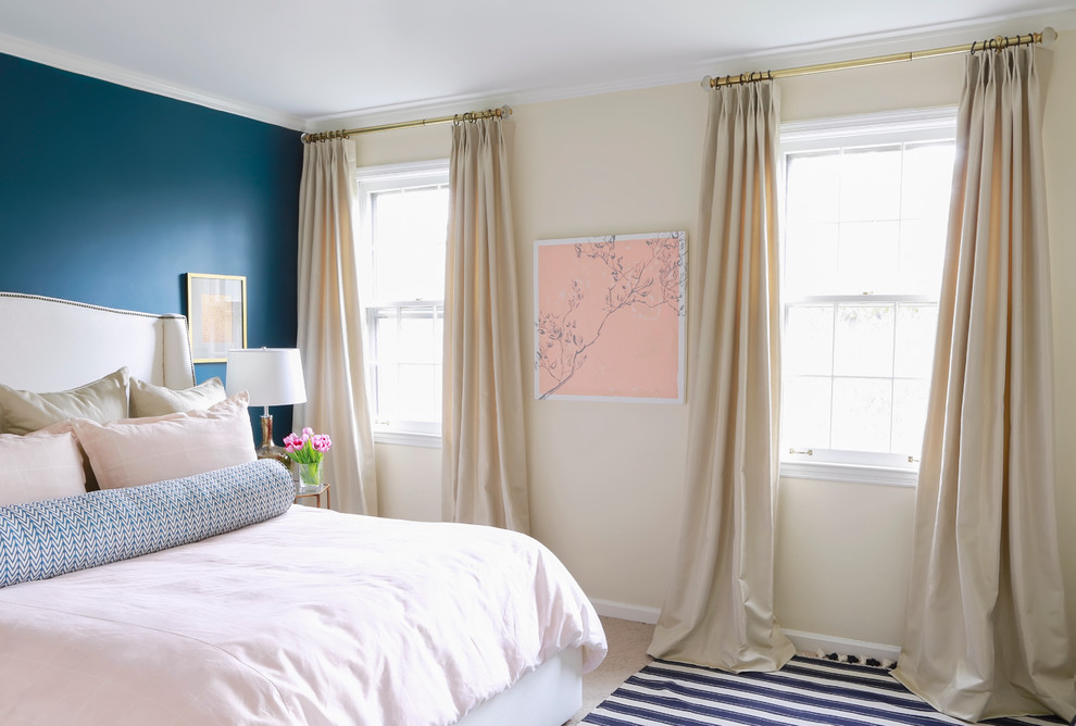 Ispirazione per una camera da letto tradizionale di medie dimensioni con pareti blu