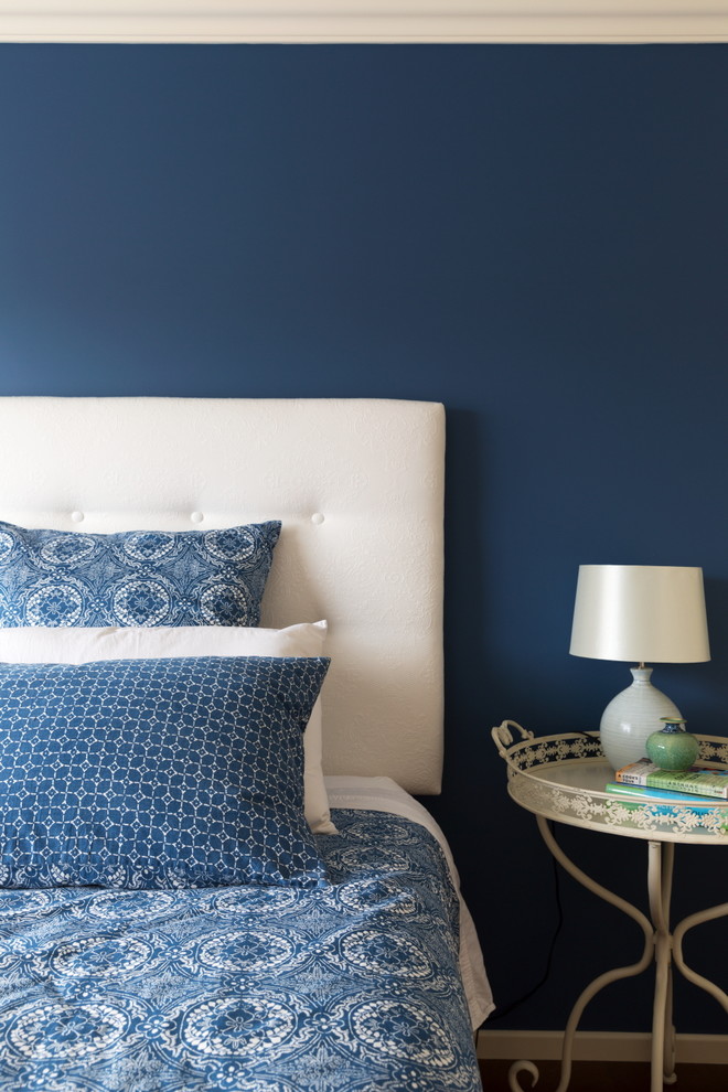 Mittelgroßes Klassisches Gästezimmer mit blauer Wandfarbe und braunem Holzboden in Auckland