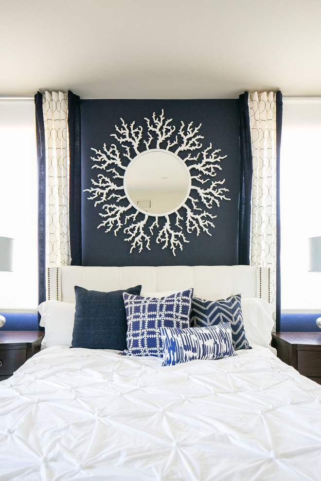 Esempio di una camera degli ospiti chic di medie dimensioni con pareti blu, moquette e pavimento bianco