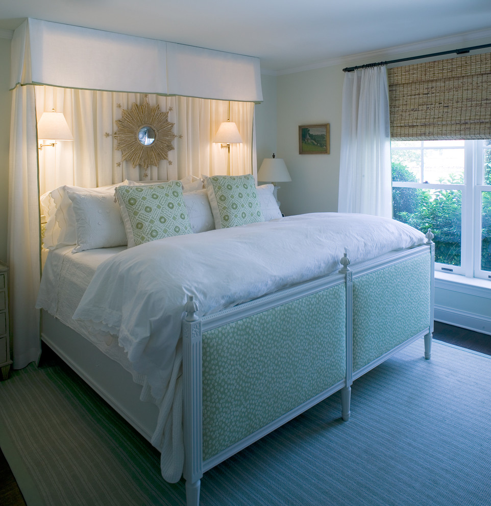 Modelo de habitación de invitados exótica grande con paredes blancas y suelo de madera oscura