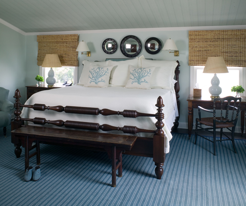 Ejemplo de dormitorio principal tropical grande con paredes blancas y suelo de madera oscura