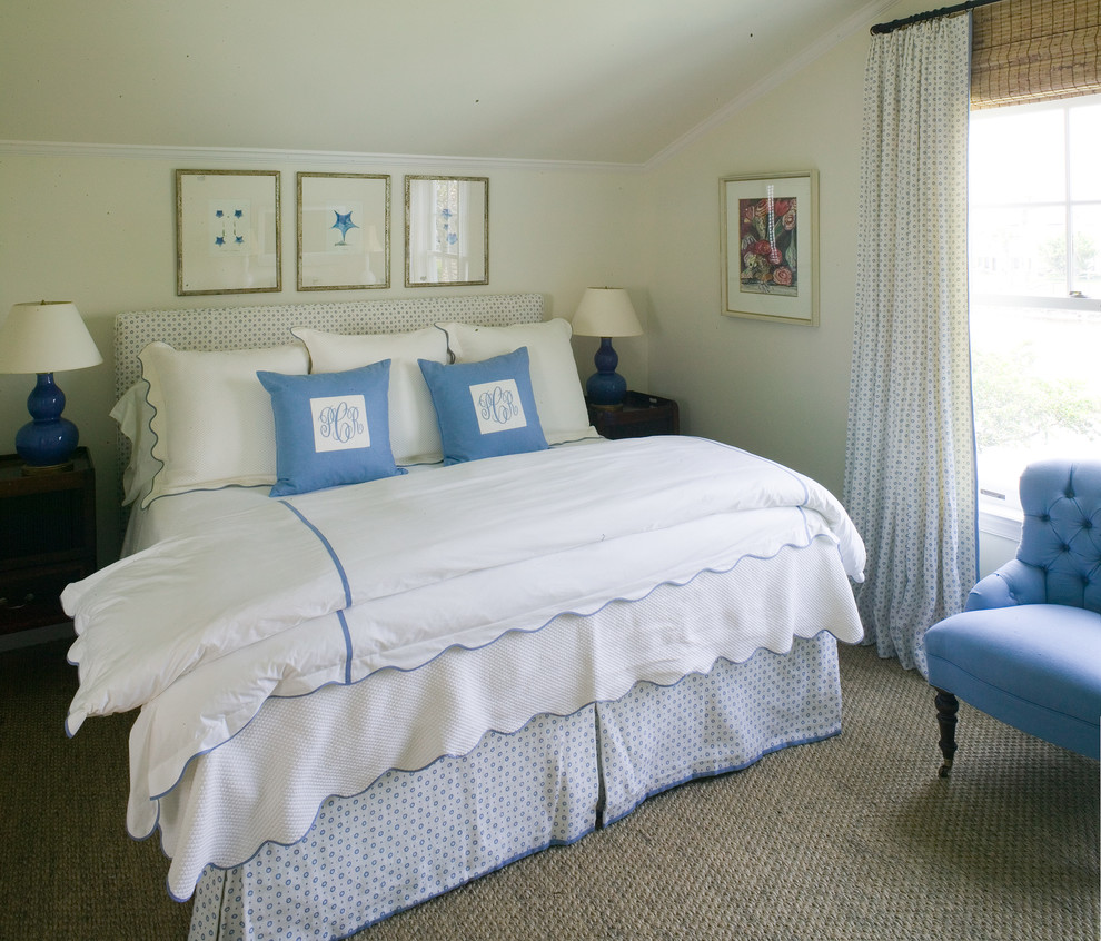 Imagen de habitación de invitados tropical grande con paredes blancas y moqueta