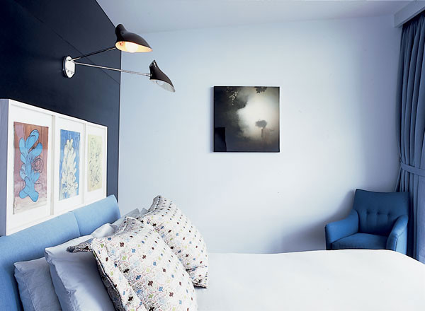 Imagen de dormitorio principal actual de tamaño medio sin chimenea con paredes multicolor