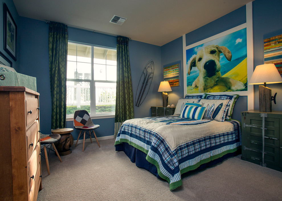 Imagen de habitación de invitados clásica renovada de tamaño medio con paredes azules y moqueta