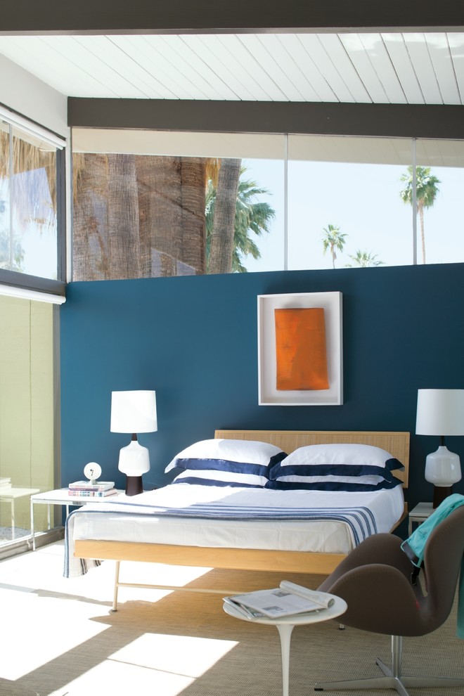 Inspiration för moderna sovrum, med blå väggar och beiget golv