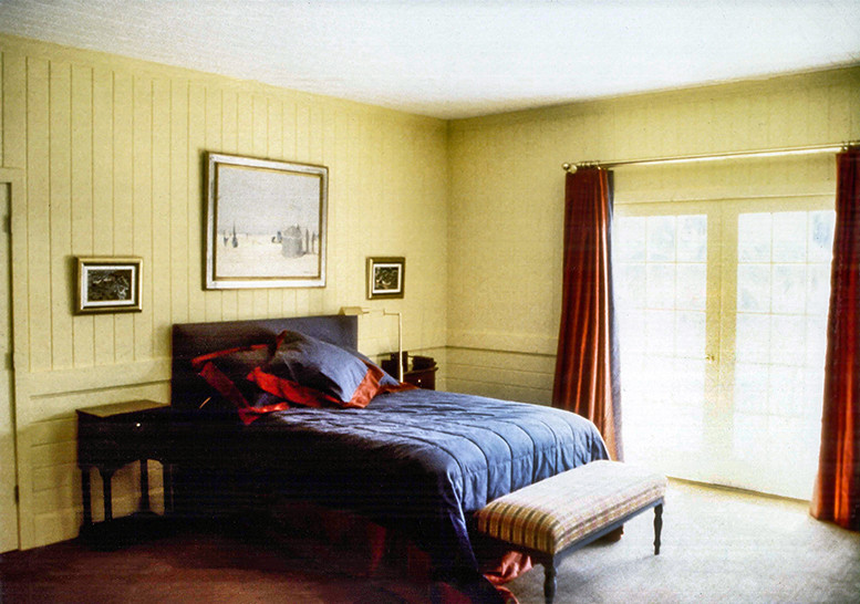 Foto de habitación de invitados costera con paredes amarillas