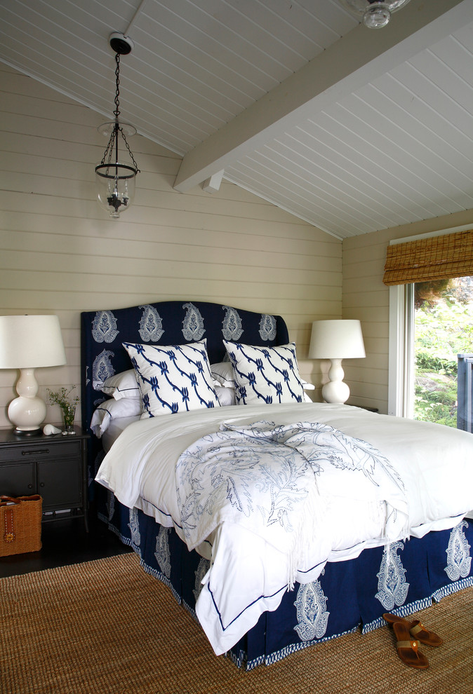 Maritimes Schlafzimmer mit beiger Wandfarbe in Sonstige